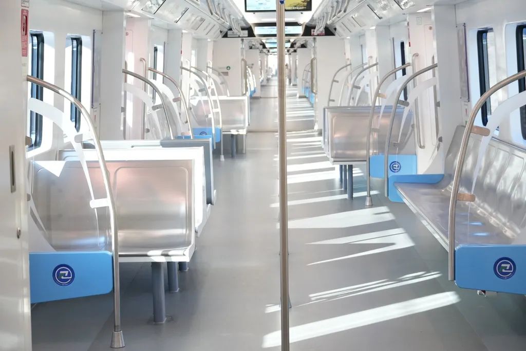 城軌快線15號線列車最大載客量2428人。重慶交通開投鐵路集團(tuán)供圖