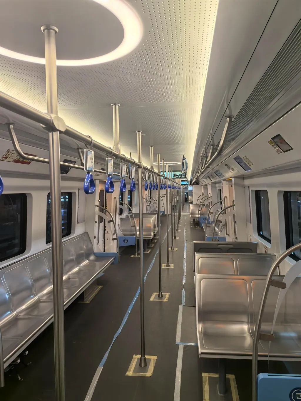 車廂座椅采用橫縱結(jié)合布置方式。重慶交通開投鐵路集團(tuán)供圖