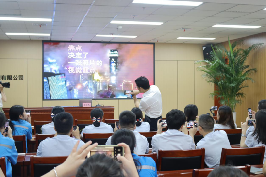 重慶交通建設(shè)工會(huì)送文化到基層 為江跳線員工進(jìn)行手機(jī)攝影培訓(xùn).png